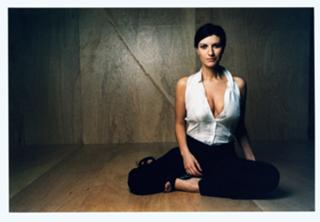 Laura Pausini feet photo thumbnail