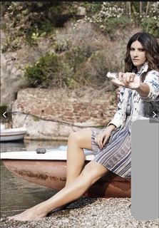 Laura Pausini feet photo thumbnail