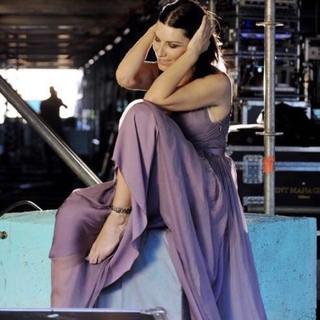 Laura Pausini feet photo thumbnail