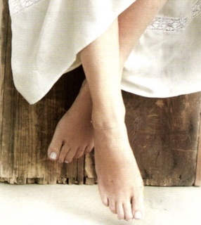 Laura Pausini feet photo thumbnail
