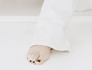Laura Pausini feet photo thumbnail