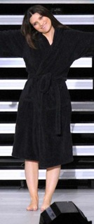 Laura Pausini feet photo thumbnail
