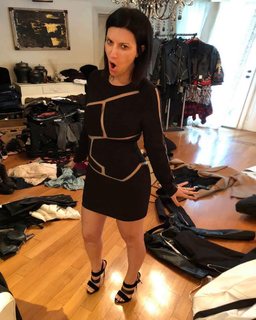 Laura Pausini feet photo thumbnail