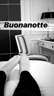 Laura Pausini feet photo thumbnail
