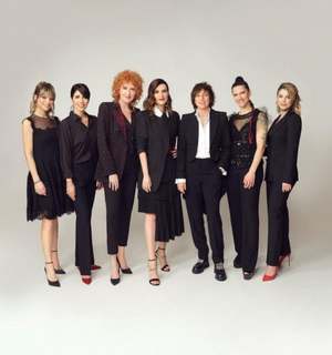 Laura Pausini feet photo thumbnail