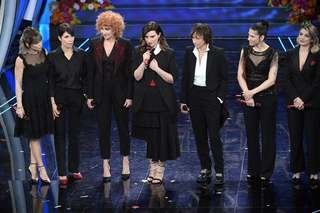 Laura Pausini feet photo thumbnail