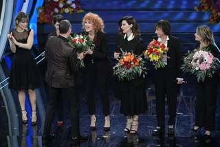 Laura Pausini feet photo thumbnail