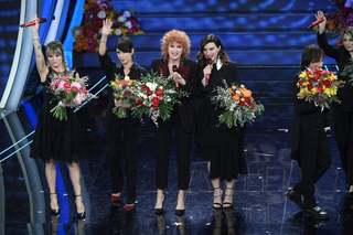 Laura Pausini feet photo thumbnail