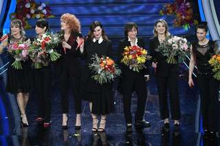 Laura Pausini feet photo thumbnail