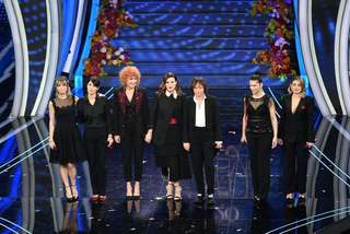 Laura Pausini feet photo thumbnail