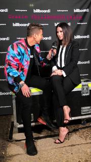 Laura Pausini feet photo thumbnail