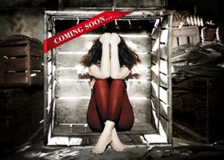 Laura Pausini feet photo thumbnail