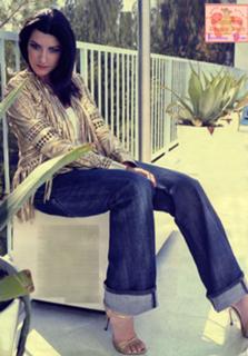 Laura Pausini feet photo thumbnail