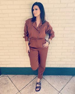 Laura Pausini feet photo thumbnail