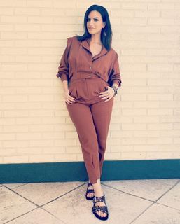 Laura Pausini feet photo thumbnail