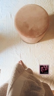 Laura Pausini feet photo thumbnail