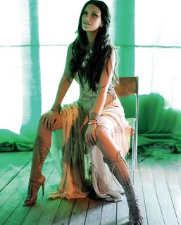 Laura Pausini feet photo thumbnail