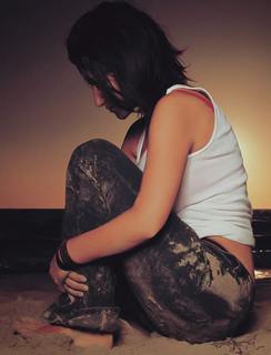 Laura Pausini feet photo thumbnail