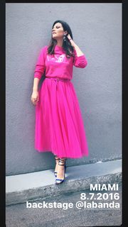 Laura Pausini feet photo thumbnail