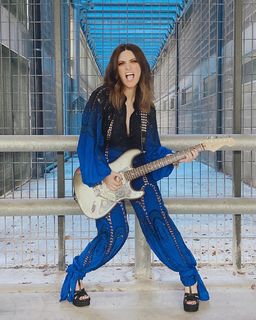 Laura Pausini feet photo thumbnail