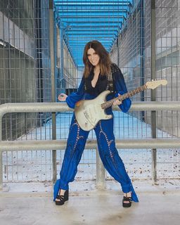 Laura Pausini feet photo thumbnail