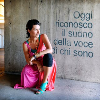 Laura Pausini feet photo thumbnail