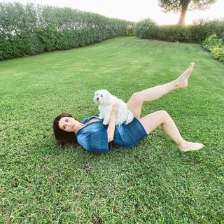 Laura Pausini feet photo thumbnail
