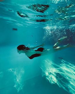 Laura Pausini feet photo thumbnail