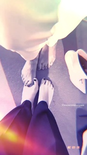 Laura Pausini feet photo thumbnail