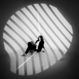Laura Pausini feet photo thumbnail