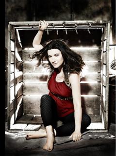 Laura Pausini feet photo thumbnail