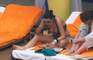 Laura Pausini feet photo thumbnail