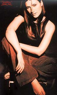 Laura Pausini feet photo thumbnail