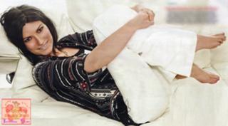 Laura Pausini feet photo thumbnail