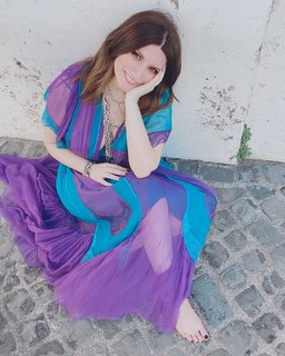 Laura Pausini feet photo thumbnail