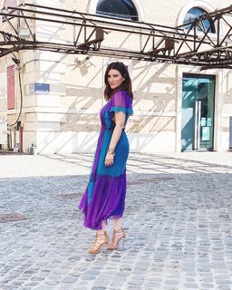 Laura Pausini feet photo thumbnail