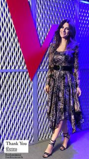 Laura Pausini feet photo thumbnail