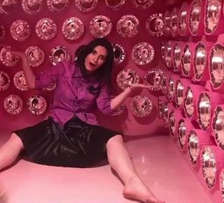 Laura Pausini feet photo thumbnail