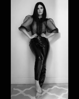 Laura Pausini feet photo thumbnail