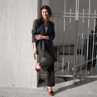 Laura Pausini feet photo thumbnail