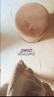 Laura Pausini feet photo thumbnail