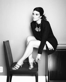Laura Pausini feet photo thumbnail