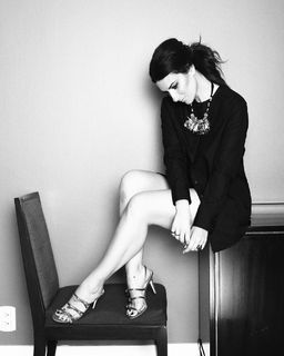 Laura Pausini feet photo thumbnail