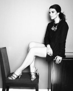 Laura Pausini feet photo thumbnail