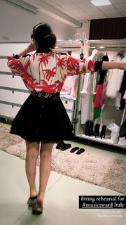 Laura Pausini feet photo thumbnail