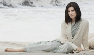 Laura Pausini feet photo thumbnail