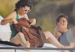 Laura Pausini feet photo thumbnail