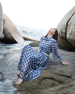 Laura Pausini feet photo thumbnail