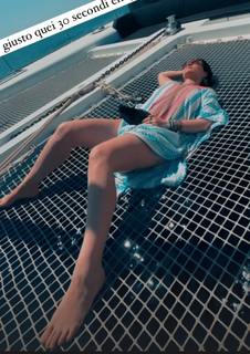 Laura Pausini feet photo thumbnail