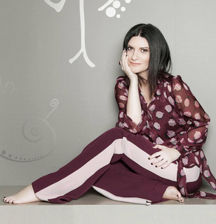 Laura Pausini feet photo thumbnail